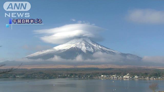 貴重な姿が・・・富士山の  山頂付近に二層の「笠雲」
