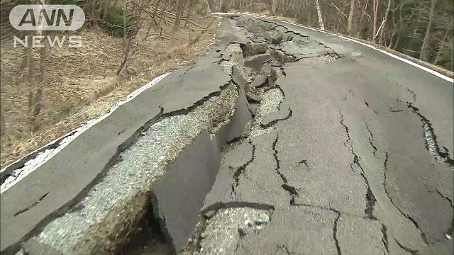 富士山に異変！”林道に大規模な地割れや段差