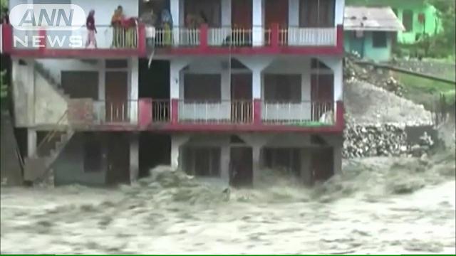 インド北部で豪雨　3階建てアパート流される