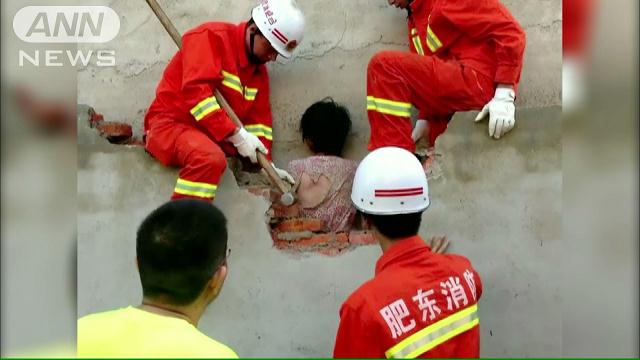 なぜこんなことに？中国で隙間に挟まった女性救出