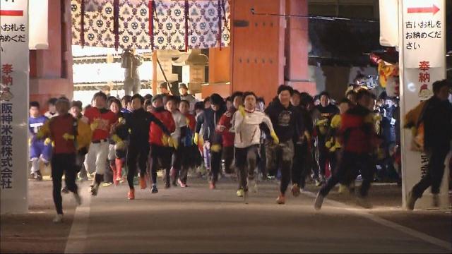 5000人が境内を激走　西宮神社「福男選び」