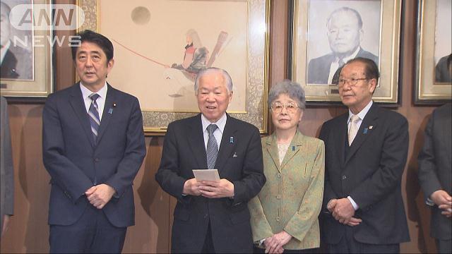 安倍総理、劇で集めた募金　拉致被害者家族に手渡す