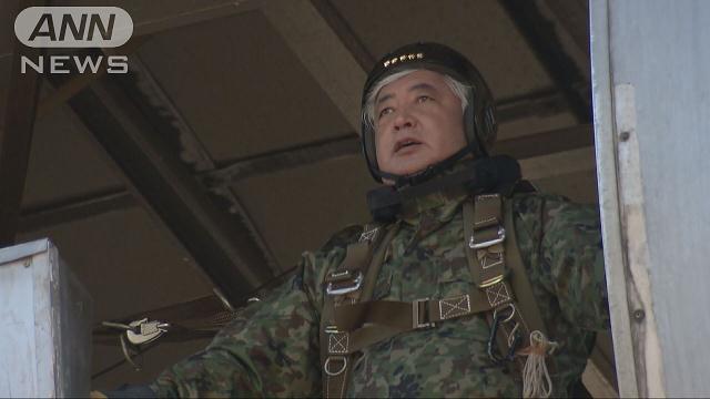 陸自が降下訓練始め 防衛大臣も「レンジャー！」