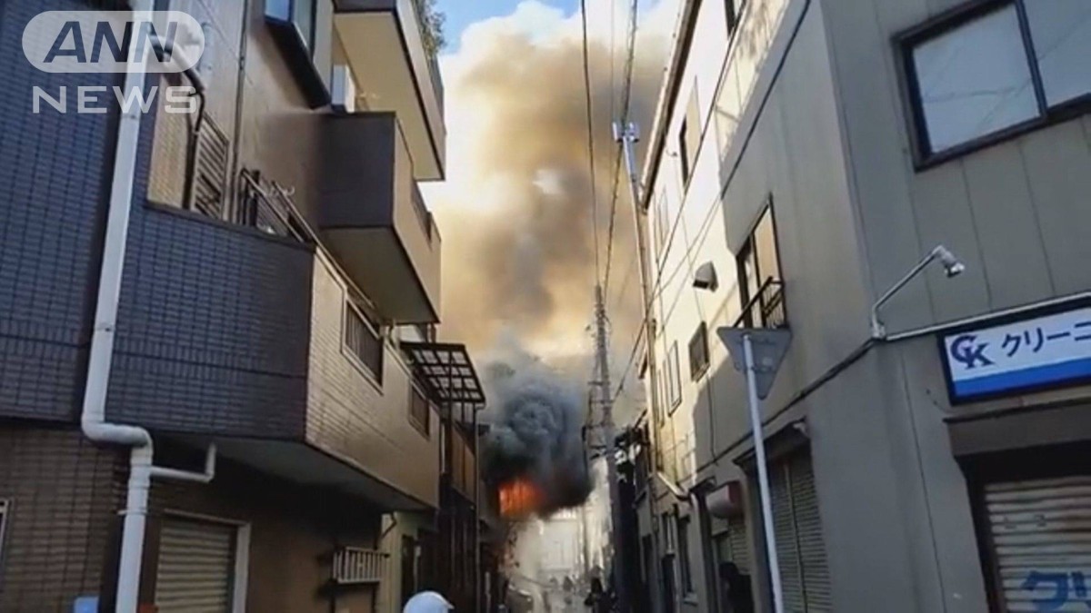 住宅密集地で5棟焼く火事　消火活動続く　埼玉・蕨市