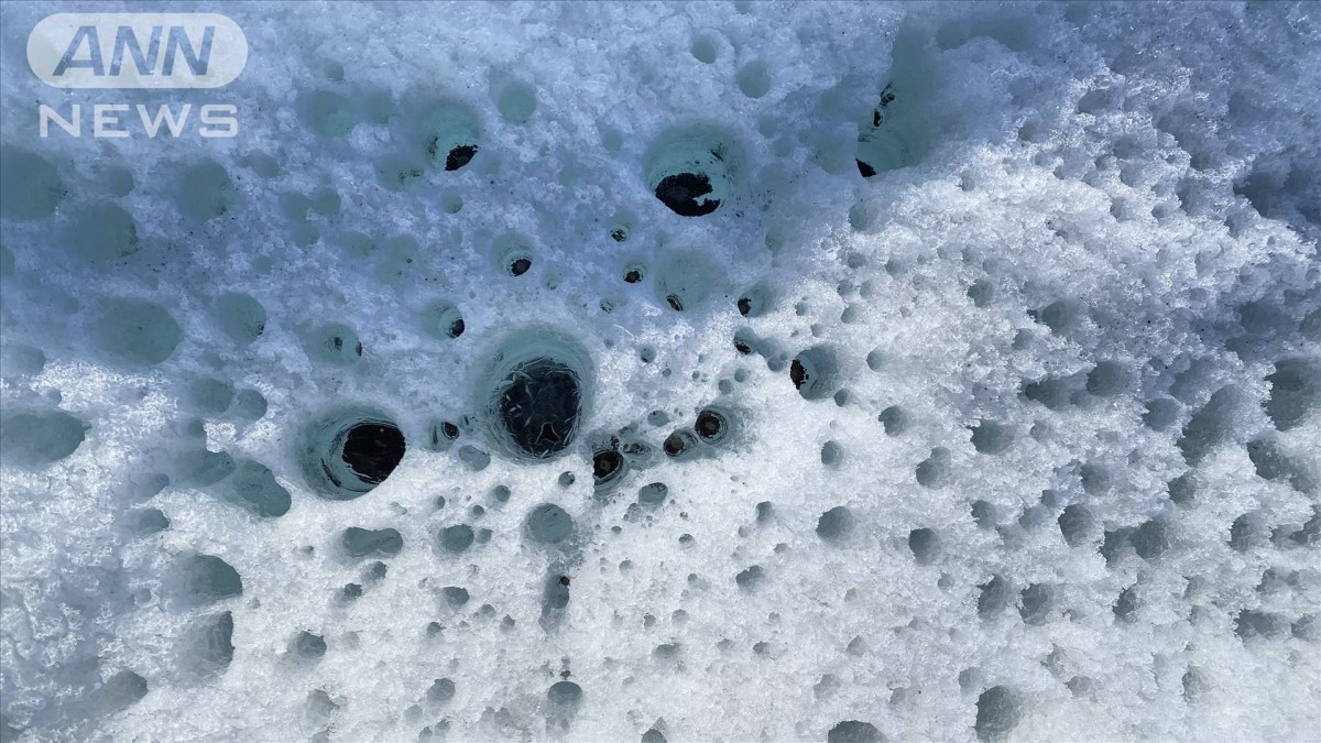 【北極ノート】黒く汚れた氷河　表面には無数の穴が