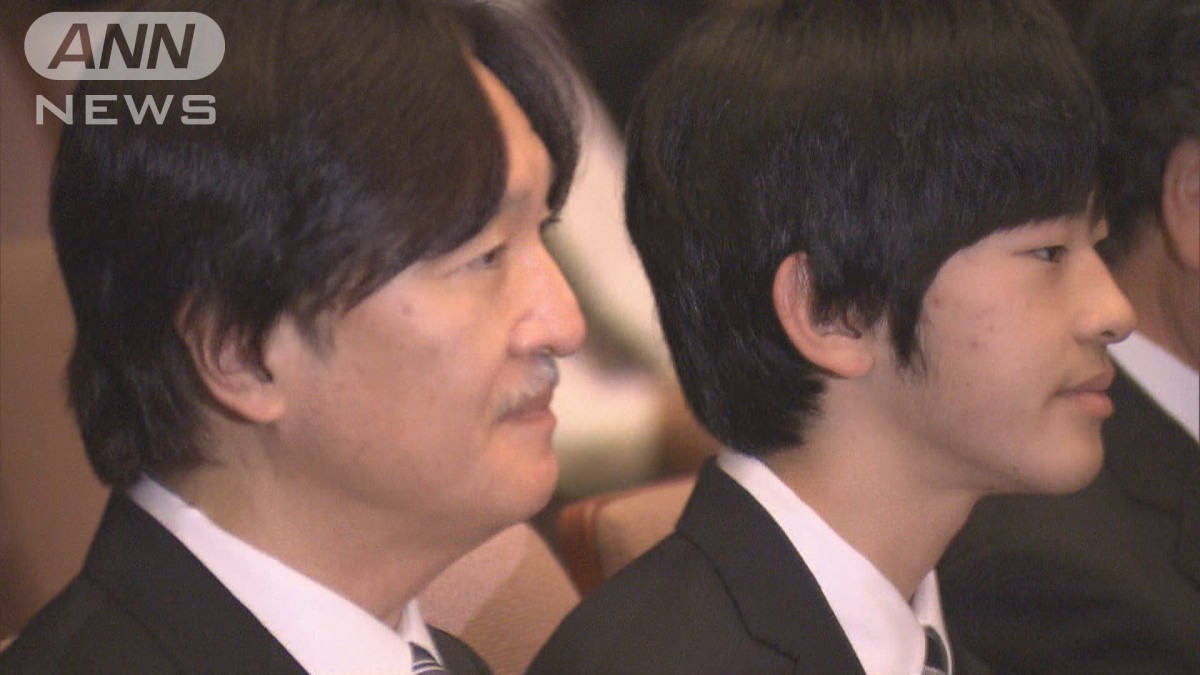 秋篠宮さまとイベントに 悠仁さま「ビオトープ」熱心に傾聴 