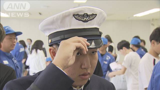 日本航空高校石川の新入生　新しい制服に腕通し…　避難先キャンパスで学校生活の準備