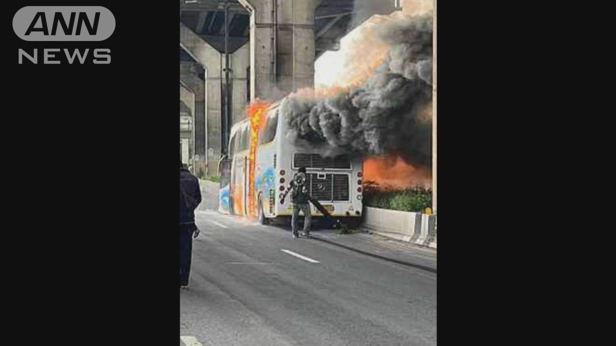 タイヤ破裂のバス炎上　遠足の児童ら少なくとも13人死亡　タイ