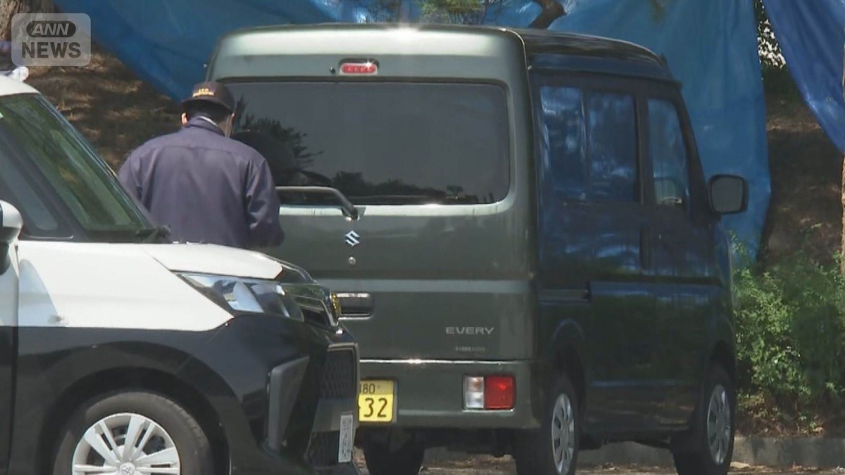 胸にナイフ　男性が死亡　公園駐車場の車内で発見