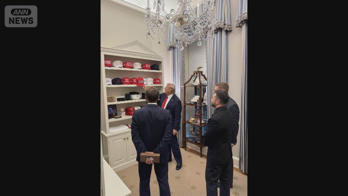 ゼレンスキー氏がゴルフクラブ贈呈　トランプ氏も「3期目」示唆の帽子見せる