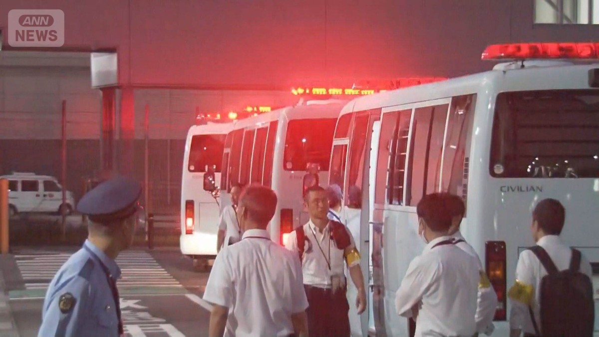 カンボジア拠点特殊詐欺　逮捕された10〜50代の29人が日本到着