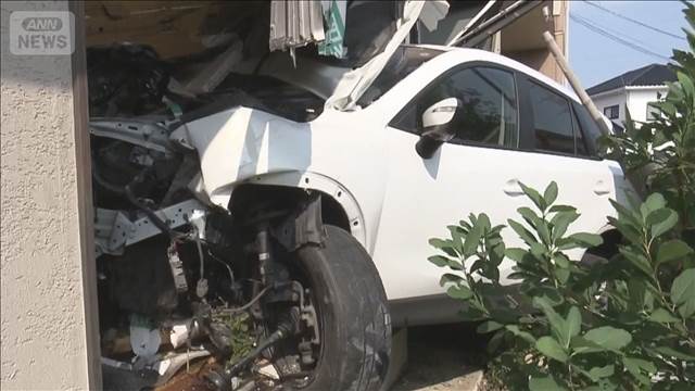 車“暴走”住宅に次々突入　運転の20代「気を失った」