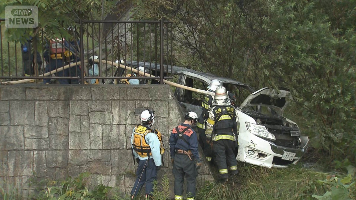 「シカを避けようと」車が道路脇に転落し炎上　北海道