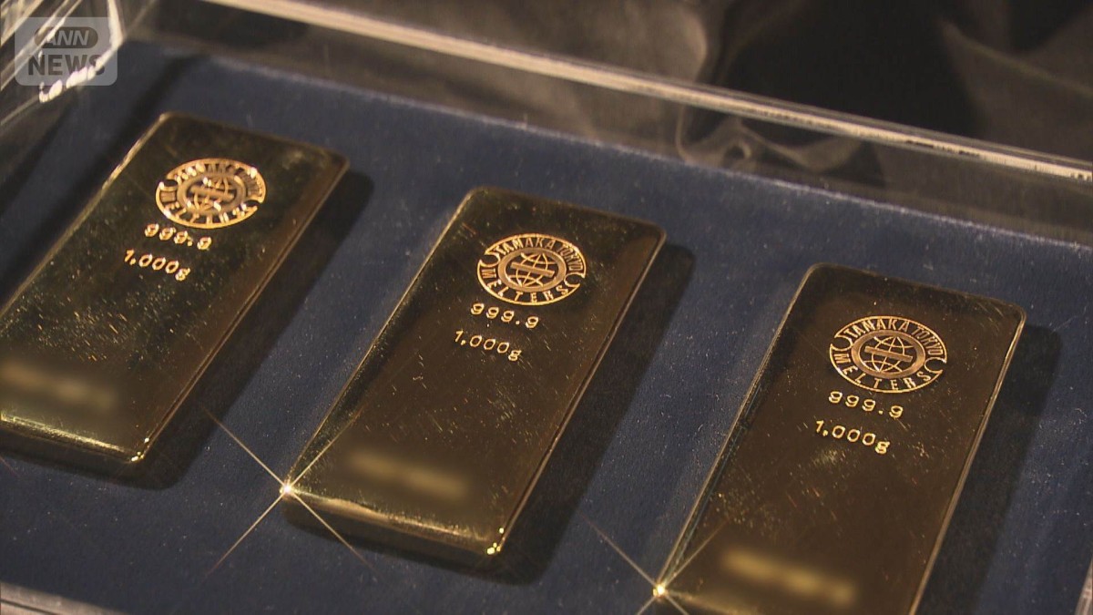 国内金価格が初の1万8000円台に