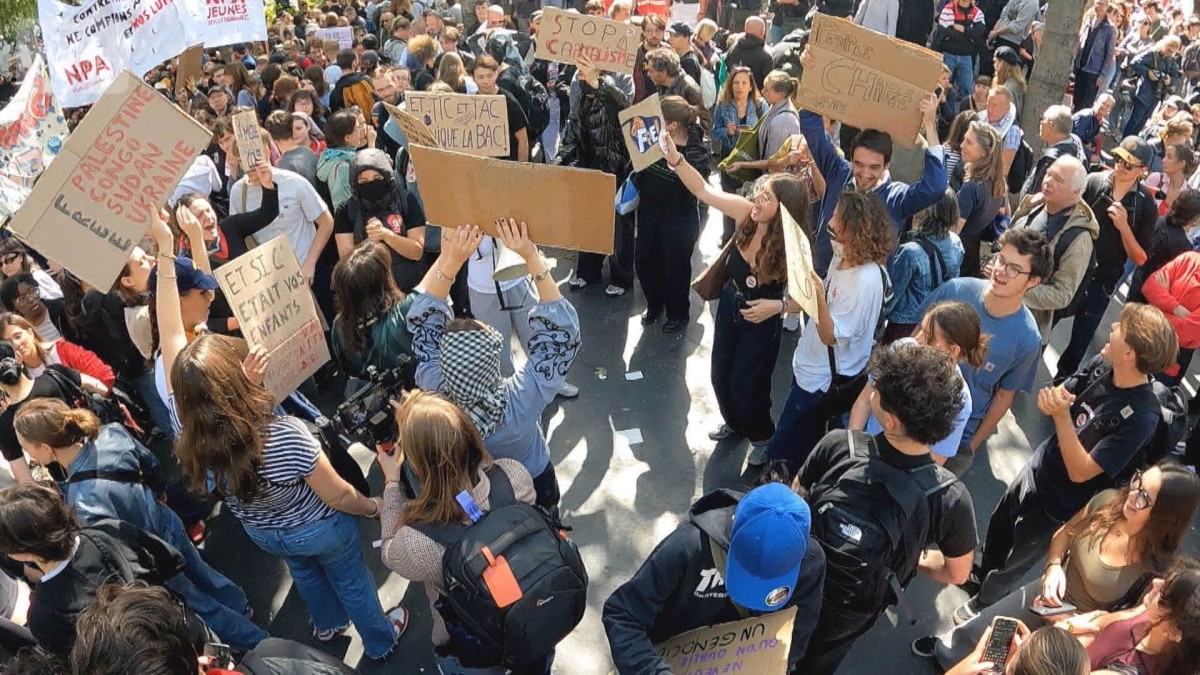 フランス全土で反政府デモ　一部が暴徒化し470人以上逮捕