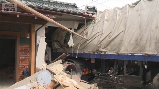 「ダダーンって音…」トラックが家に“めり込む”　岐阜・郡上市