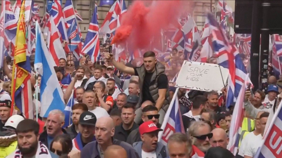 英　反移民デモに10万人以上　一部暴徒化で警察官26人けが