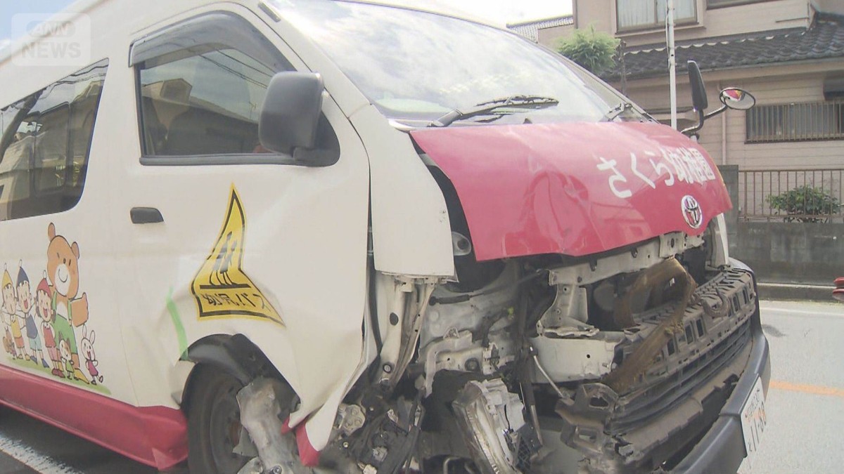 幼稚園バスの運転手死亡 住宅に突っ込む事故 搬送の園児ら、けがの程度不明