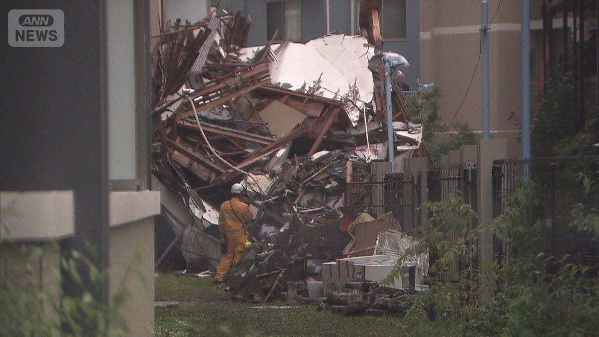 補強するよう区が指導していた中での住宅倒壊　隣接マンションにめり込むように