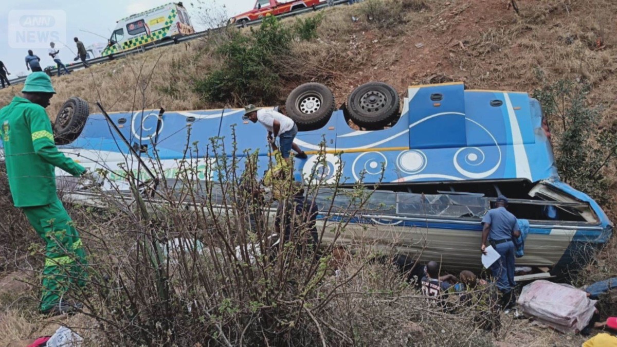 南アフリカで大型バスが土手から転落　子ども7人含む42人死亡