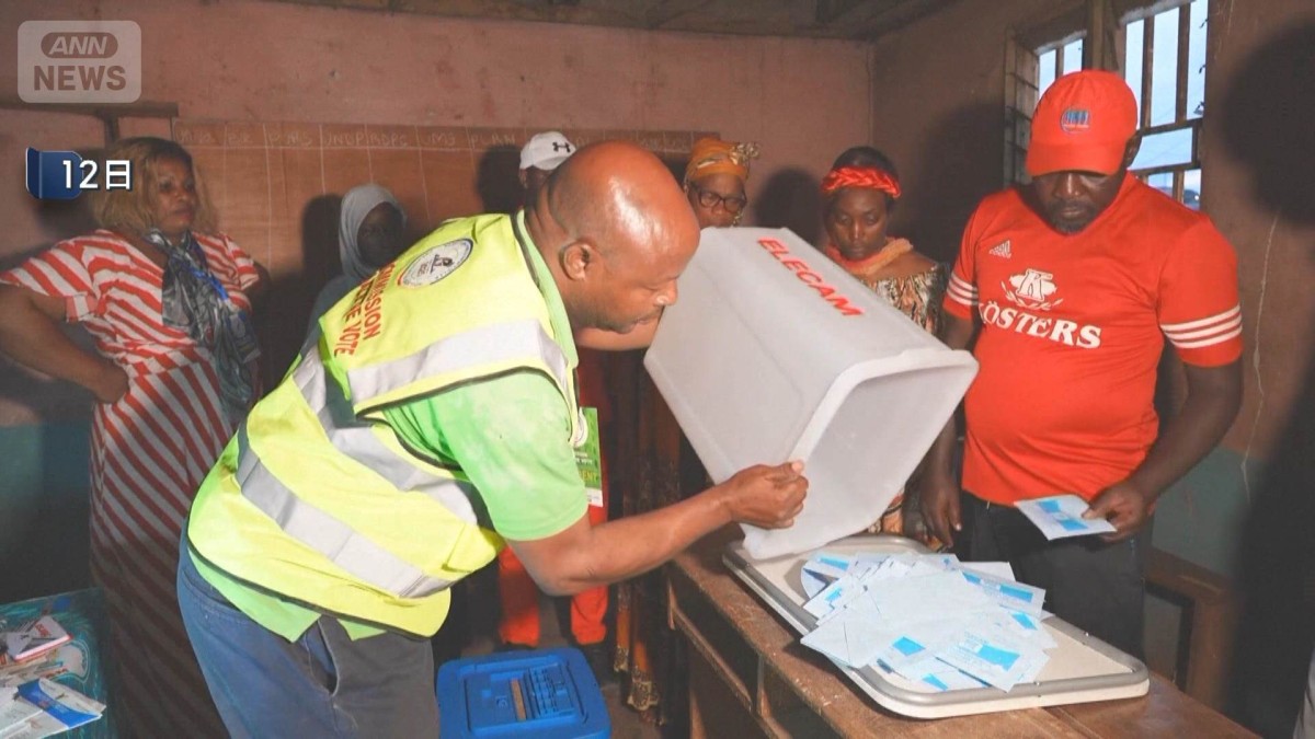 カメルーン大統領選 開票作業続く中 野党候補が勝利宣言 92歳ビヤ大統領に退陣要求