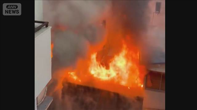 東京・墨田区で住宅火災 隣の建物も一部焼ける