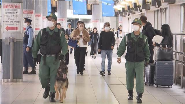 トランプ大統領 来日を前に駅で警戒強化 交通規制も
