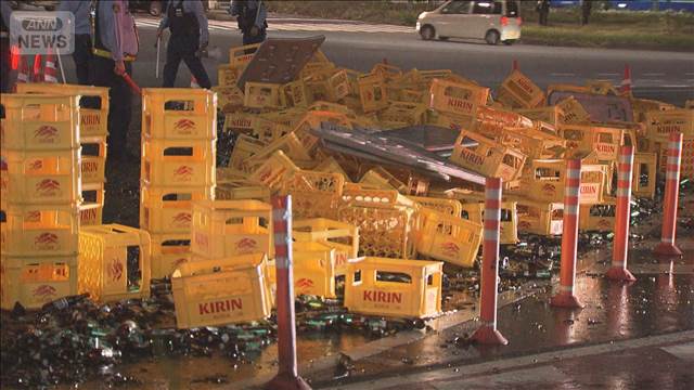 国会前 大量ビール瓶がケースごと道路に散乱