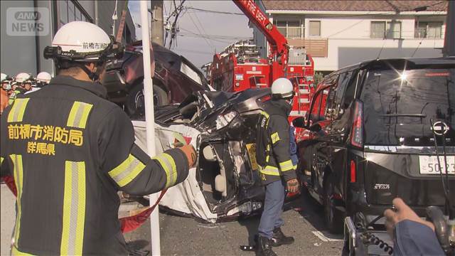 乗用車が自動車販売店に突っ込む 2人けが 展示中の車8台巻き込む 前橋市