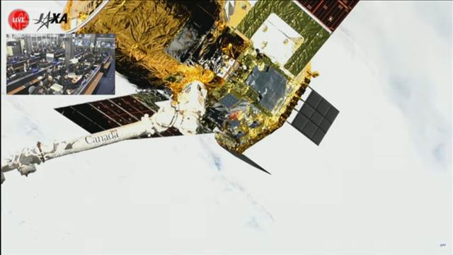 ISSで新型補給機キャッチ成功 油井飛行士がロボットアーム操縦