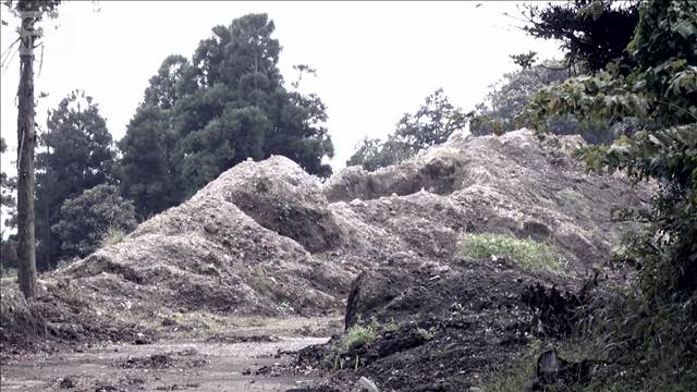 大量の土砂を投棄の疑い　道塞ぎ災害用井戸使えず　業者「キャンプ場造る」