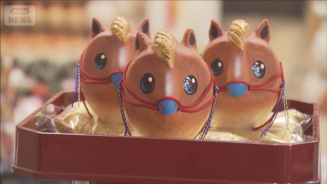 来年は「午」年 「干支だるま」作りが最盛期