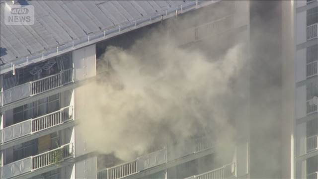 埼玉・狭山市の団地で火事 「黒煙が噴き出ている」と通報