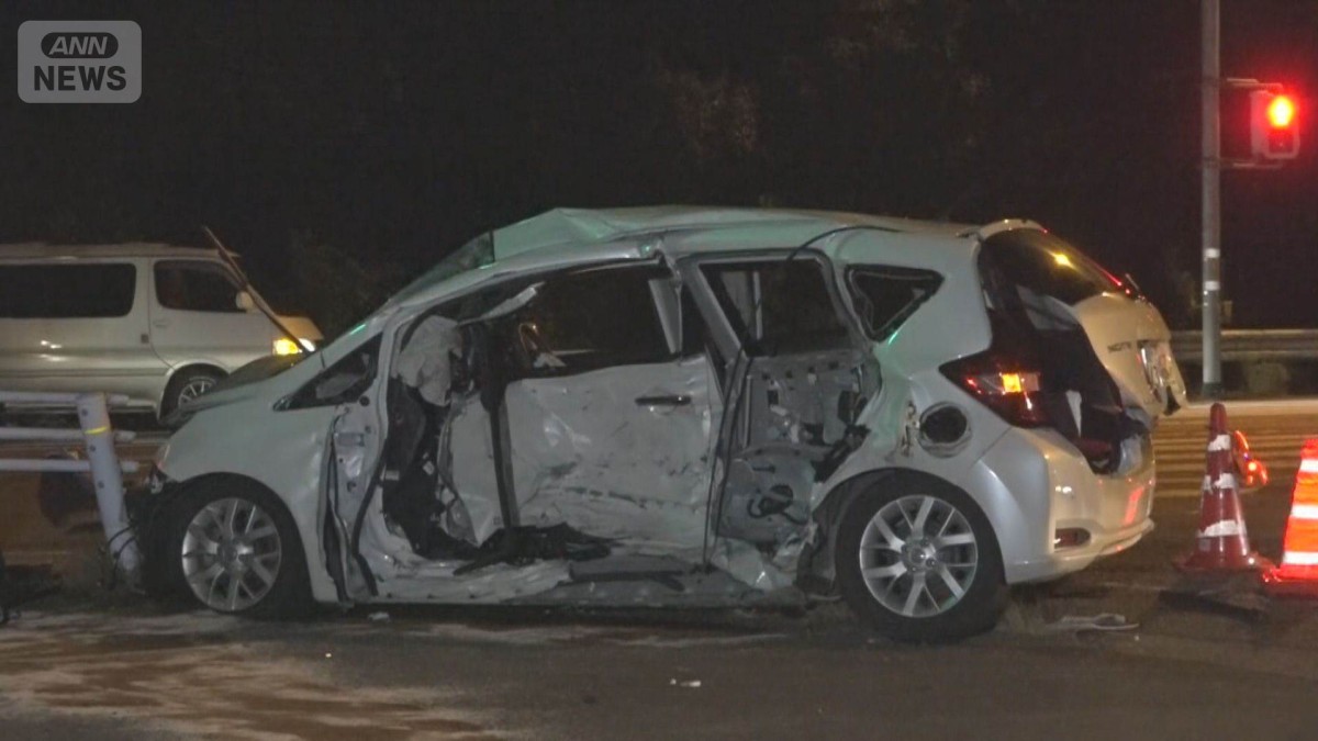 静岡・掛川市 車同士の事故で2人死亡 ガードレールに衝突し大破