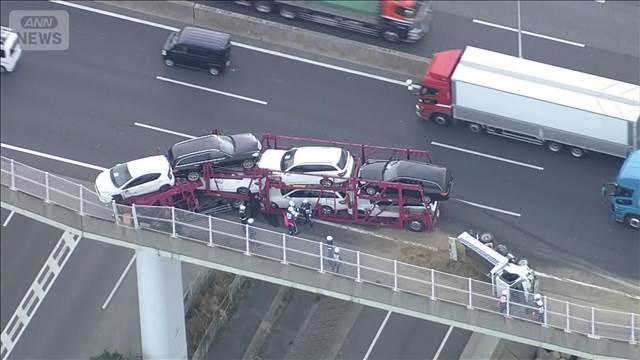高速でキャリアカー“追突”　2人搬送 車が“落ちそう”