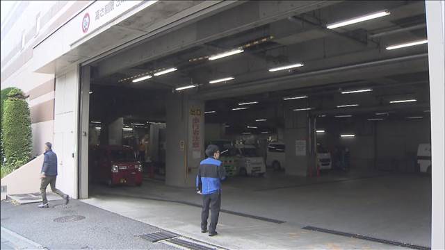 ごみ収集車の投入口に挟まれ男性死亡　横浜市の商業施設