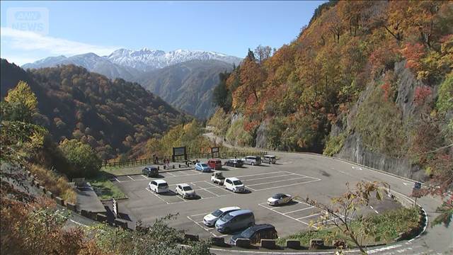 駐車場のガードレール突き破り車が崖下に　ヘリで救助も…男女2人死亡　石川・白山市
