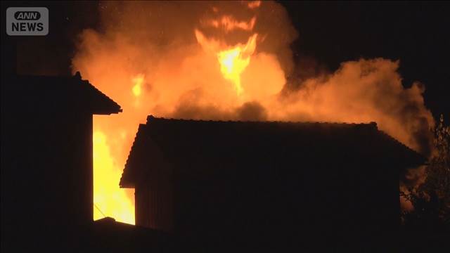 【速報】炎が激しく上がる火事　鳥取駅から600m程の住宅　約10台で消火活動中