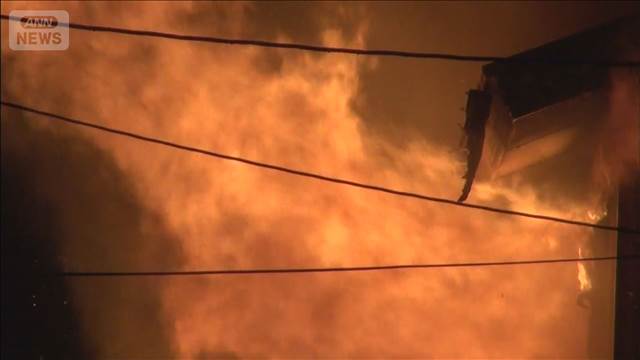 鳥取市で住宅が激しく炎上　70代夫婦を病院に搬送