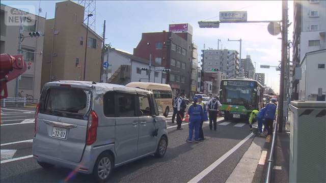都営バスと乗用車が衝突　男女3人けが