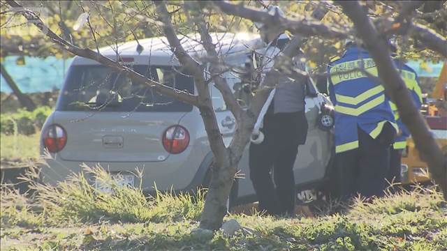 軽自動車と貨物自動車が正面衝突　60代女性が重傷　山梨・笛吹市