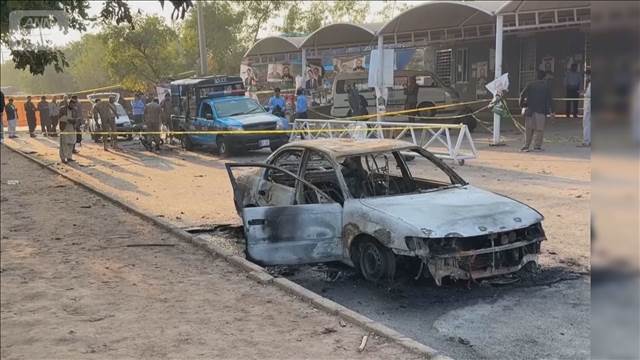 パキスタンで自爆テロか　裁判所外で車が爆発　12人死亡