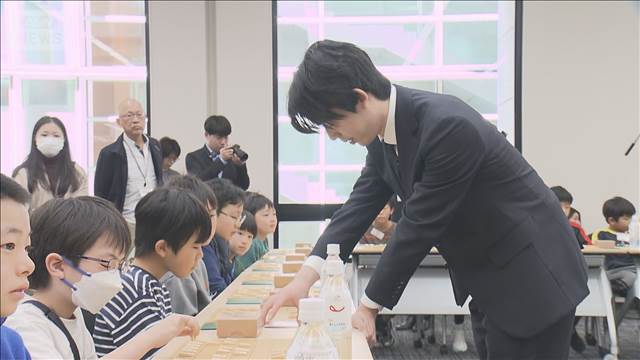 藤井六冠ら6人の棋士、小学生100人と「多面指し」