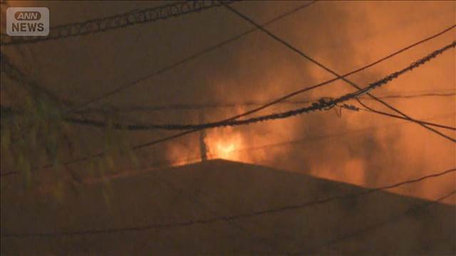 「火が空の方に…」深夜のアパート火災　住人？男性1人死亡 男児らもけが