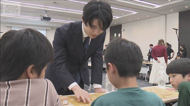 藤井聡太六冠「存分に将棋を楽しんで」　小学生100人が「多面指し」で挑戦