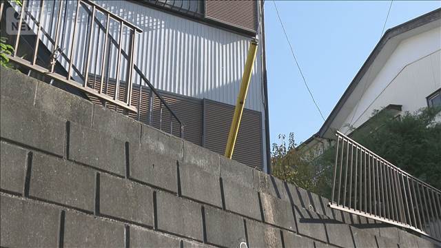 路上で男性2人倒れる 1人死亡　付近に転落防止柵　横浜