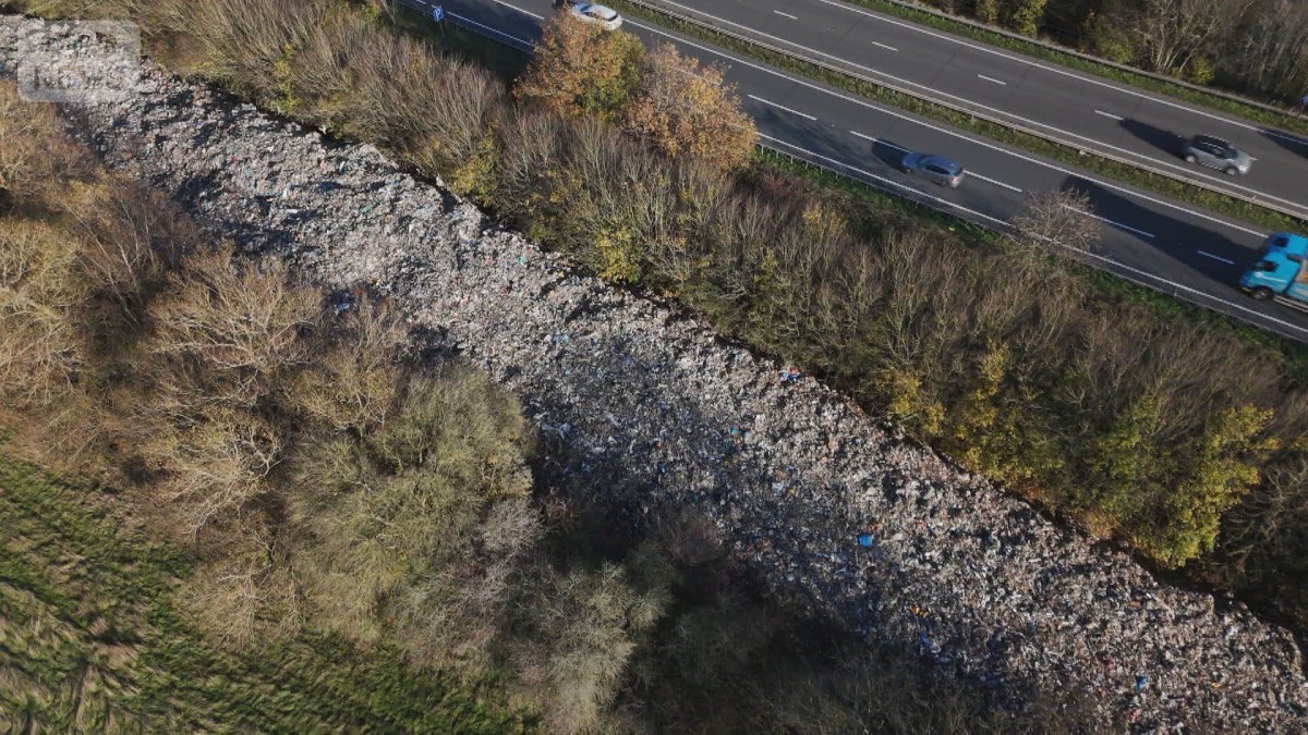イギリス南部 川の近くで大量の“ごみ不法投棄” 水質への影響に懸念
