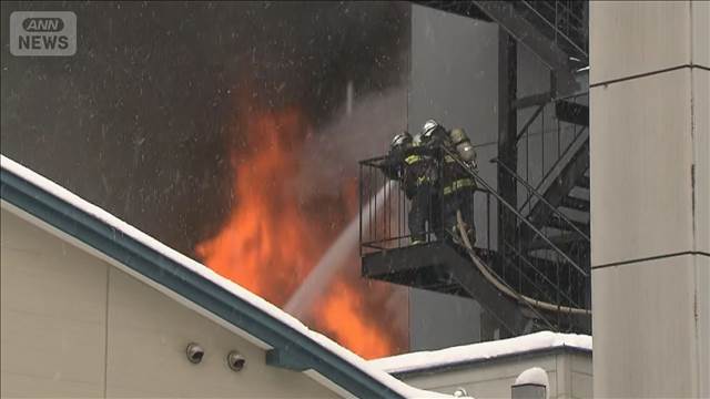 歓楽街のビルで火事 消火活動続く　けが人なし 北海道旭川市
