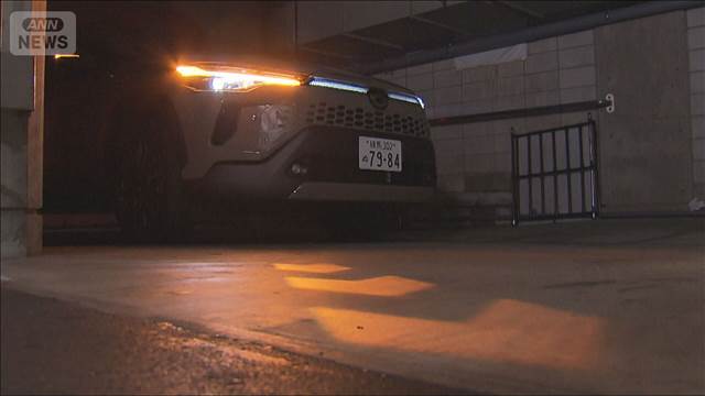 日本初“矢印ライト”で人と車の事故防止へ　路上照らし…暗い時間も「気づきやすい」