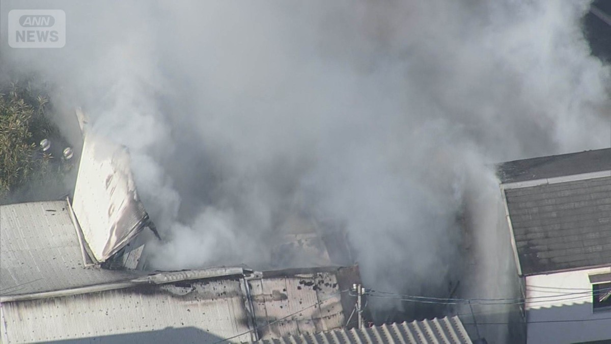 大阪・西淀川区 住宅密集地で火災 4軒焼ける 消防車など37台で消火活動